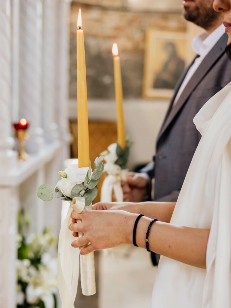 crkveno-vencanje-svecane-sveće-detalji-novi-sad-venčanja Detalj sa crkvenog venčanja u Novom Sadu – osvetljene sveće simbolizuju početak bračne zajednice.